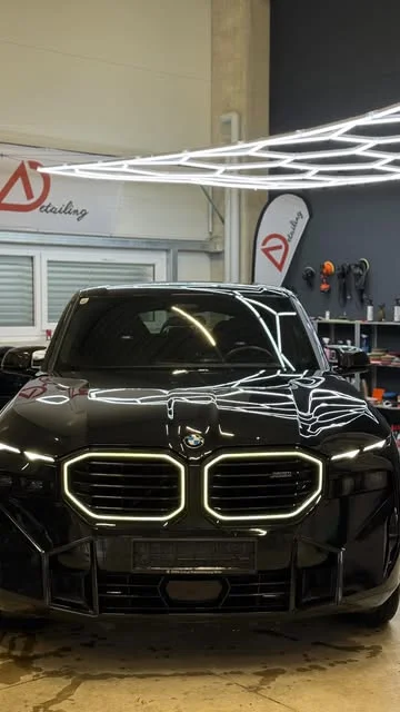 BMW X-Modell in Schwarz mit beleuchtetem Kühlergrill bei A.Detailing Linz