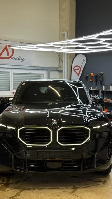 BMW X-Modell in Schwarz mit beleuchtetem Kühlergrill bei A.Detailing Linz