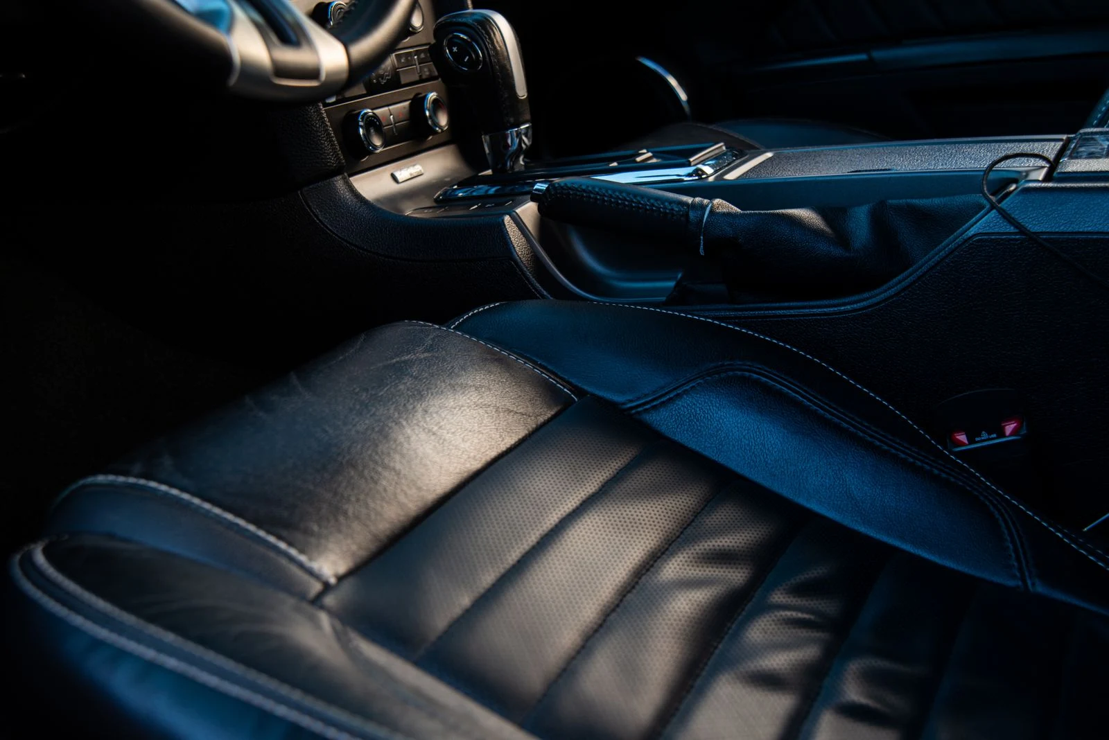 Dunkler Premium-Fahrzeuginnenraum mit Leder und Ambientebeleuchtung nach professioneller Innenreinigung